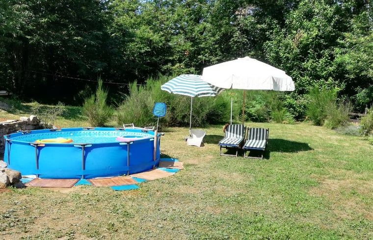 Ontspan bij het zwembad van Vakantiehuis in Mulazzo, Toscane, Italie, omringd door groene natuur.