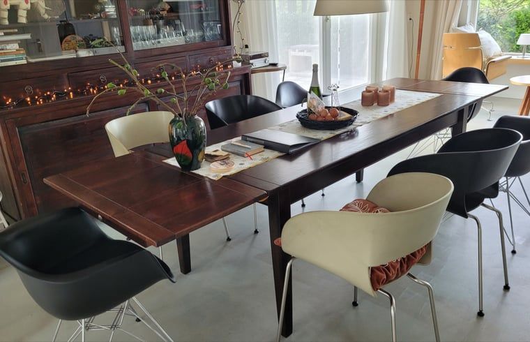Cozy dining area in Holiday Home in Delfstrahuizen, near Tjeukemeer in the Frisian Lakes.