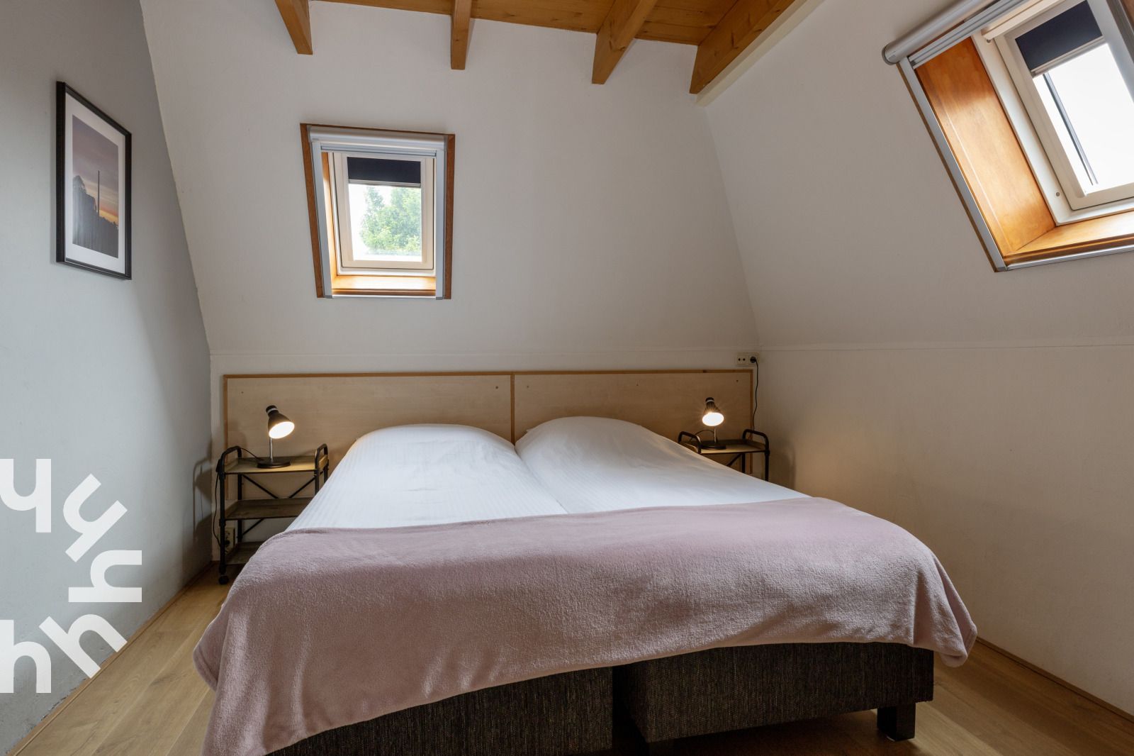 Aerial view of Delfstrahuizen with vacation home FR474 and Tjeukemeer in the background.