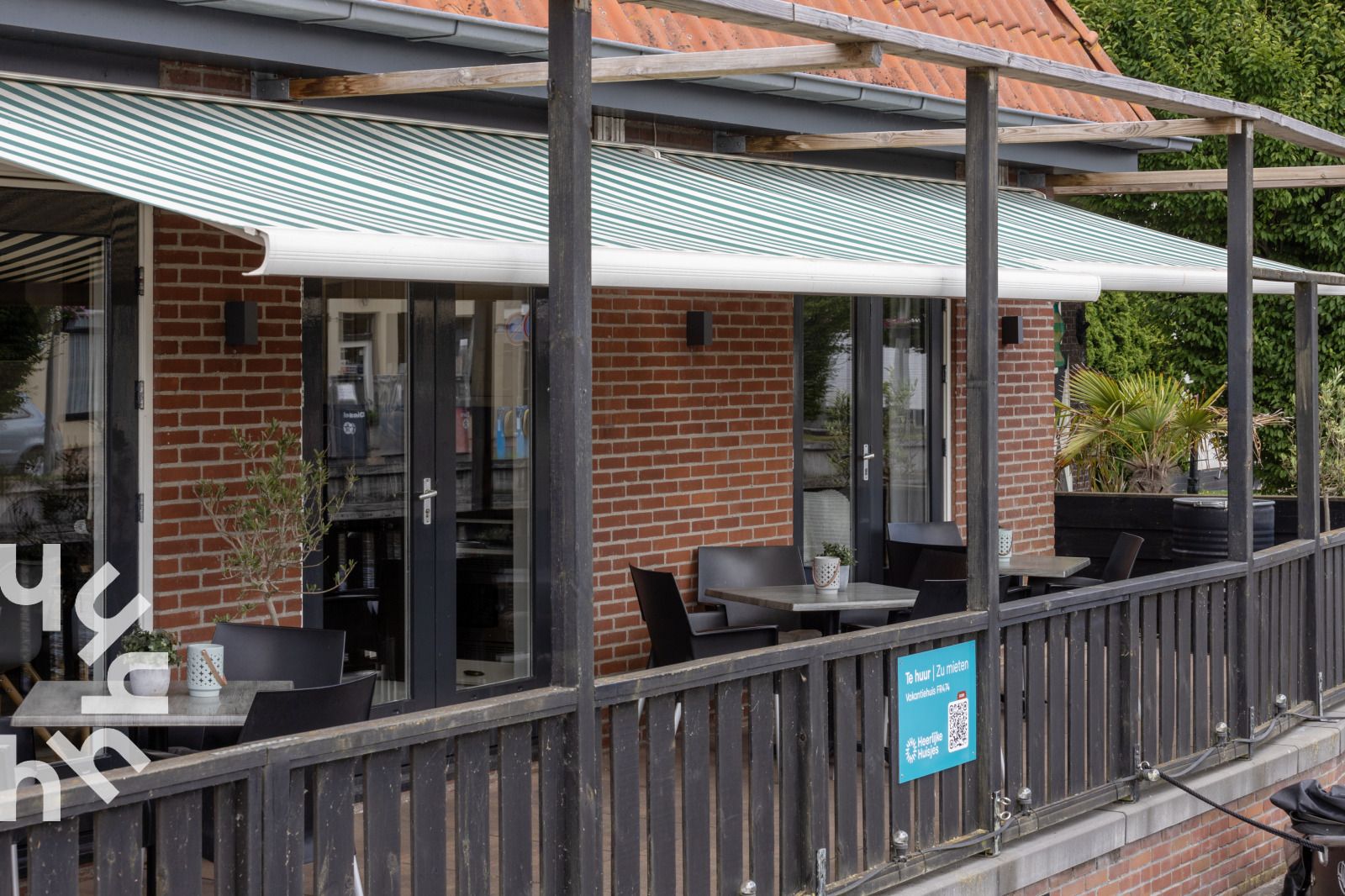 Spacious kitchen in vacation home FR474, Delfstrahuizen, ideal for culinary adventures.