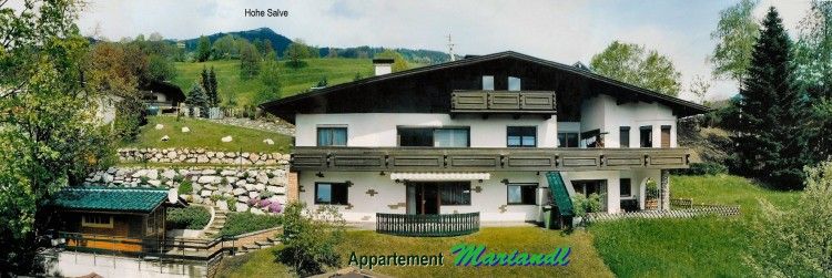 Appartement Mariandl in Hopfgarten im Brixental, Tirol, biedt een charmant uitzicht op de groene omgeving en bergen.