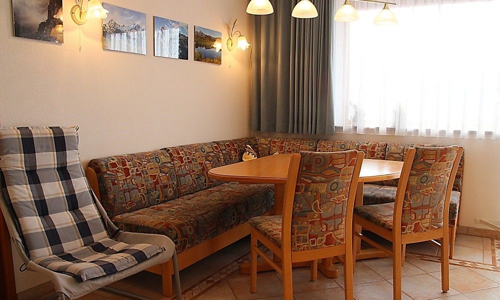 Gezellige eethoek in Appartement Mariandl, Hopfgarten im Brixental, Tirol. Perfect vakantiehuis voor een ontspannen verblijf.