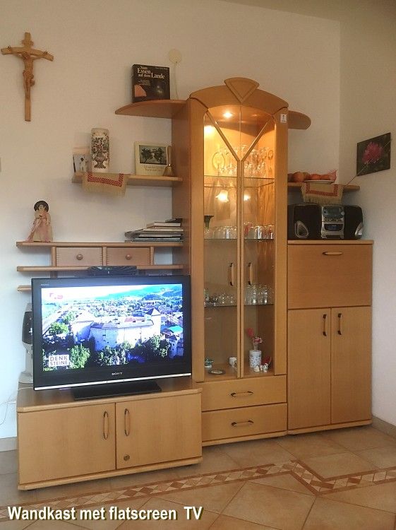Gezellige woonkamer in Appartement Mariandl, Hopfgarten im Brixental, met moderne flatscreen TV en stijlvolle wandkast.