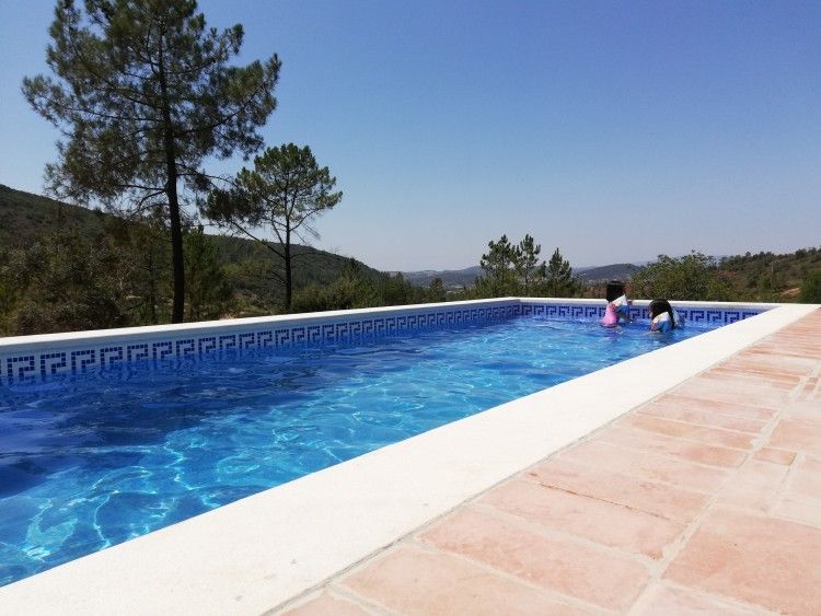 Geniet van het zwembad bij Casa da Alfarobeira, een vakantiehuis in Sao Bartolomeu de Messines, Algarve, omringd door prachtige natuur.