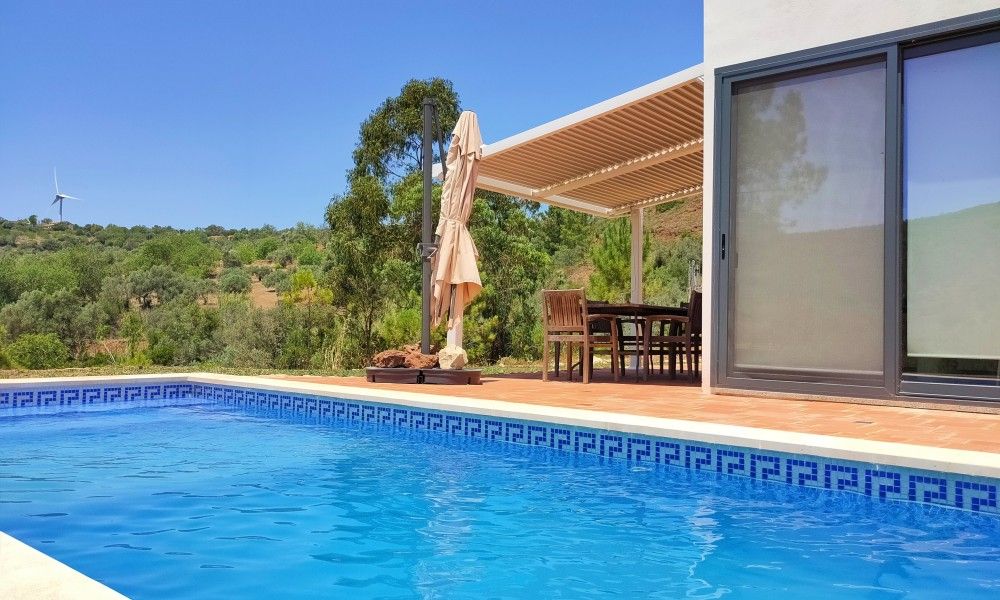 Geniet van de serene omgeving van Casa da Alfarobeira, een vakantiehuis met zwembad in Sao Bartolomeu de Messines, Algarve.