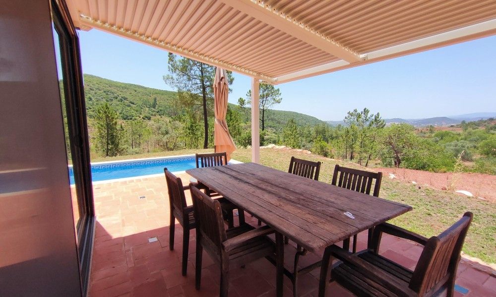 Geniet van het uitzicht vanaf de veranda van Casa da Alfarobeira, een vakantiehuis in Sao Bartolomeu de Messines, Algarve.