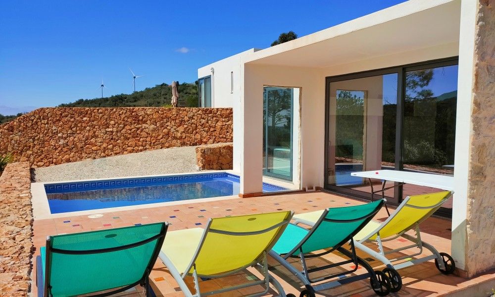 Geniet van het zonnige terras van Casa Bananeira villa in Sao Bartolomeu de Messines, Algarve, met privezwembad en prachtig uitzicht.