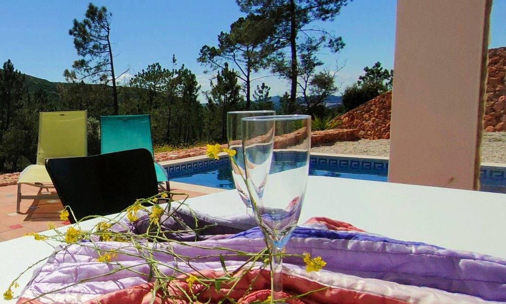 Ontspan bij het zwembad van Casa Bananeira villa 4P + baby in Sao Bartolomeu de Messines, Algarve, met een prachtig uitzicht op de natuur.