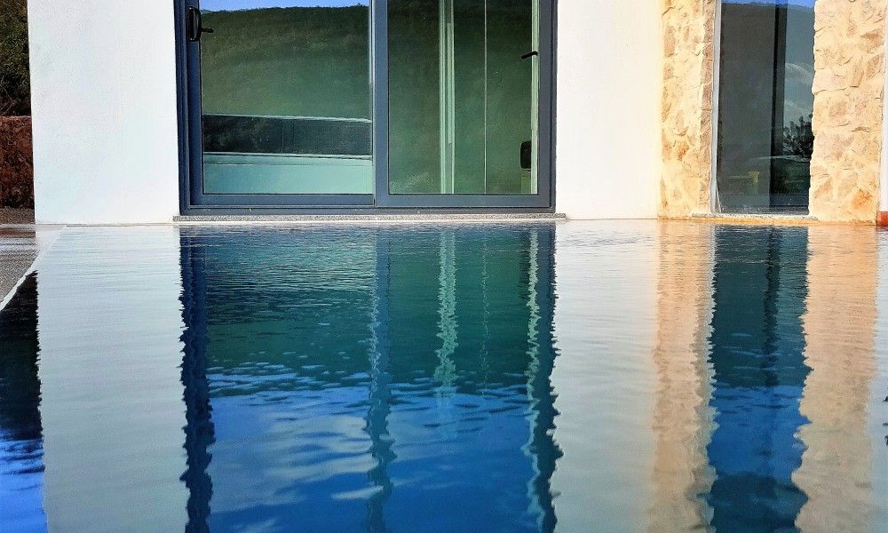 Geniet van het serene privezwembad bij Casa Bananeira villa 4P + baby in Sao Bartolomeu de Messines, Algarve.