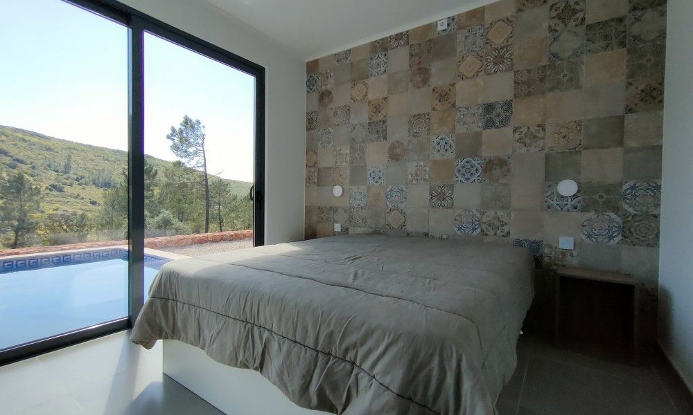 Casa Bananeira villa 4P + baby in Sao Bartolomeu de Messines, Algarve, biedt een serene slaapkamer met uitzicht op het privezwembad.