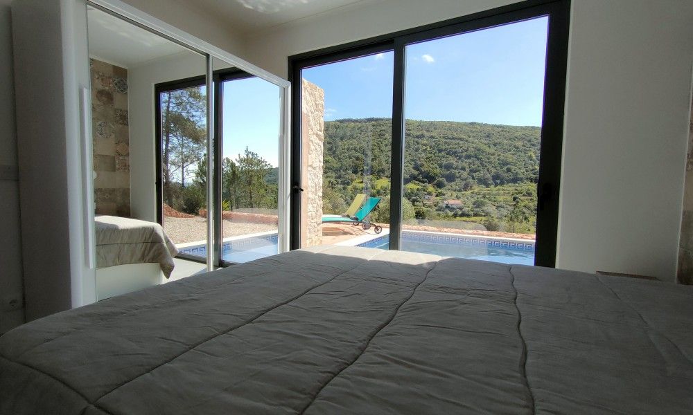 Uitzicht vanuit de slaapkamer van Casa Bananeira villa 4P + baby met privezwembad in Sao Bartolomeu de Messines, Algarve, Portugal.