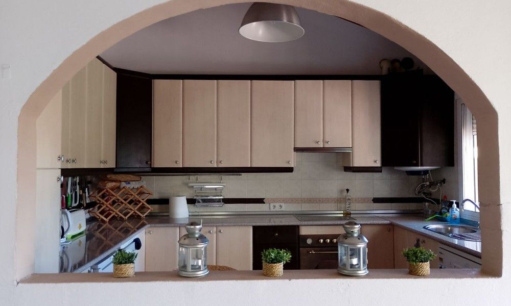 Moderne keuken in Casa Milvan vakantiehuis, Competa, Andalusie, met ruime werkbladen en stijlvolle kasten.