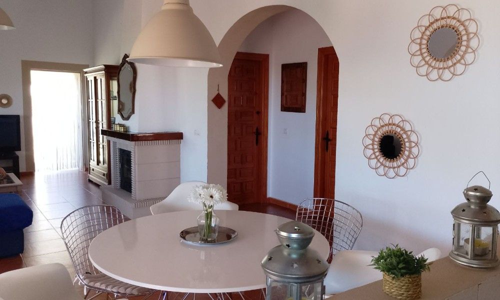 Stijlvolle woonkamer van Casa Milvan vakantiehuis in Competa, Andalusie, Spanje met moderne inrichting en gezellige sfeer.