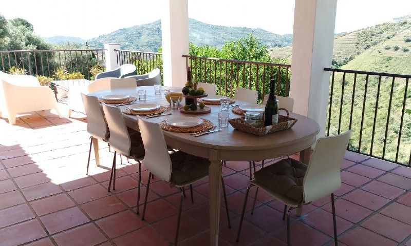 Geniet van het panoramisch uitzicht vanaf het terras van Casa Milvan, een vakantiehuis in Competa, Andalusie, Spanje.