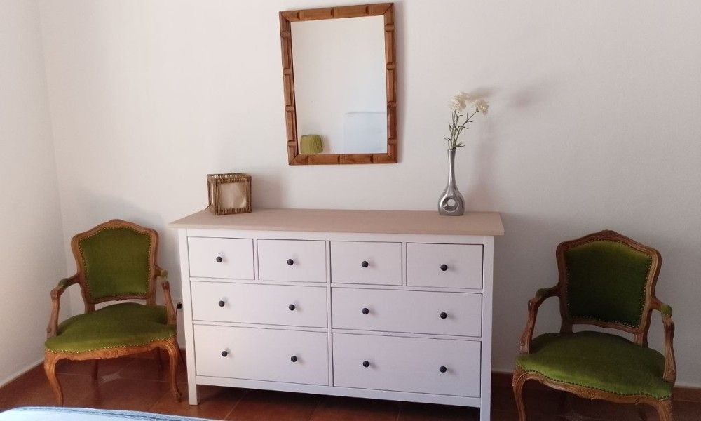 Stijlvolle slaapkamer in Casa Milvan, een vakantiehuis in Competa, Andalusie, met elegante meubels en rustieke charme.