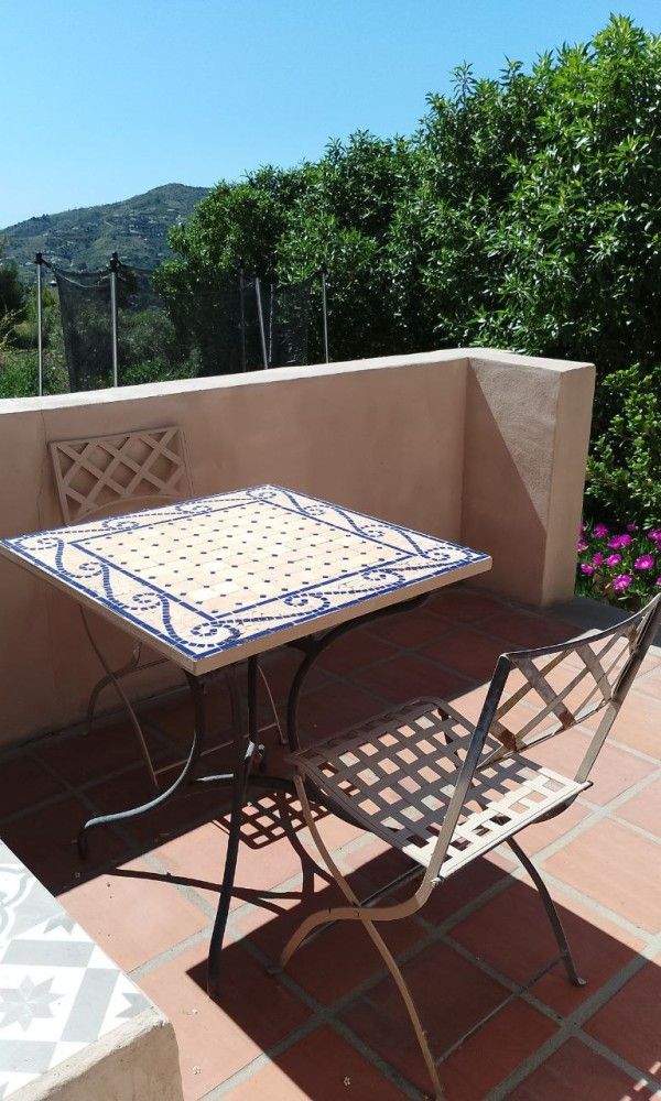 Geniet van de zon op het terras van Casa Milvan, een charmant vakantiehuis in Competa, Andalusie, omringd door natuurlijke schoonheid.