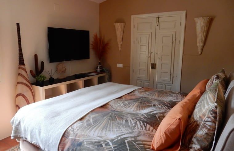 Gezellige slaapkamer in Vakantiehuis in Sedella, Andalusie, met modern interieur en rustgevende sfeer.