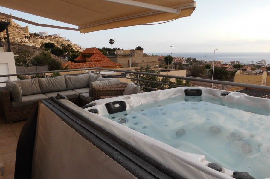 Geniet van het panoramisch uitzicht en jacuzzi op het terras van Casa Alex, een bed and breakfast in Adeje, Canarische Eilanden.