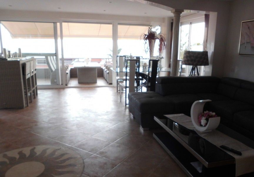 Luxe binnenruimte van Casa Alex, een bed and breakfast in Adeje, Canarische Eilanden, met moderne inrichting en ruim terras.