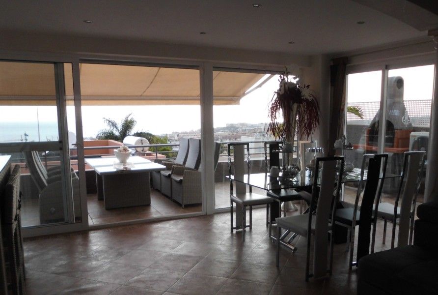 Geniet van het panoramische uitzicht vanaf het terras van Casa Alex, een bed and breakfast in Adeje, Canarische Eilanden, Spanje.