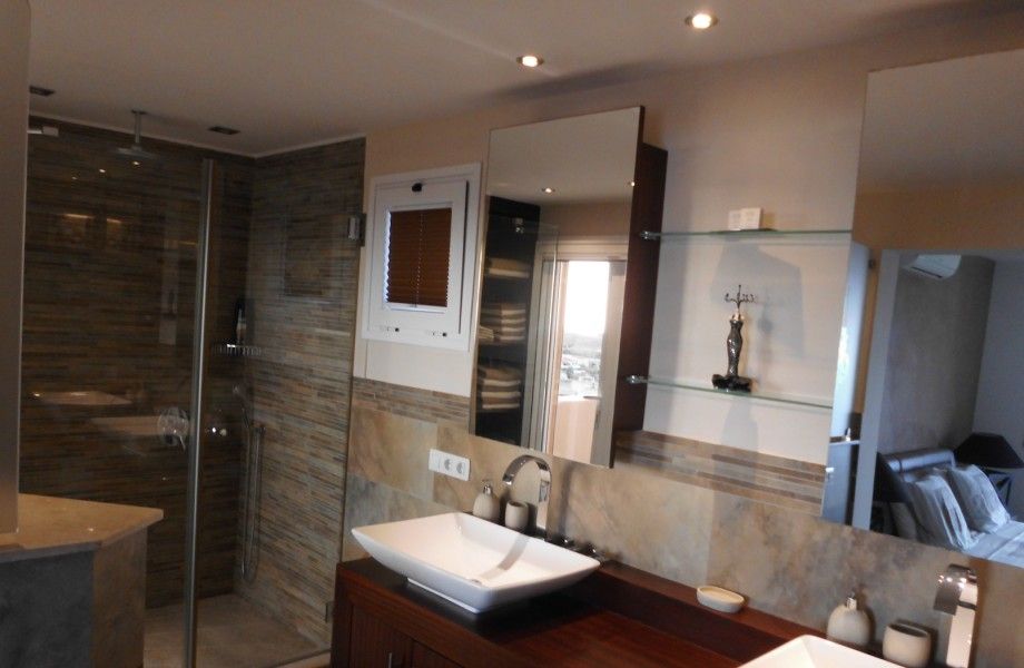 Luxe badkamer in Casa Alex, een stijlvolle bed and breakfast in Adeje, Canarische Eilanden, Spanje.