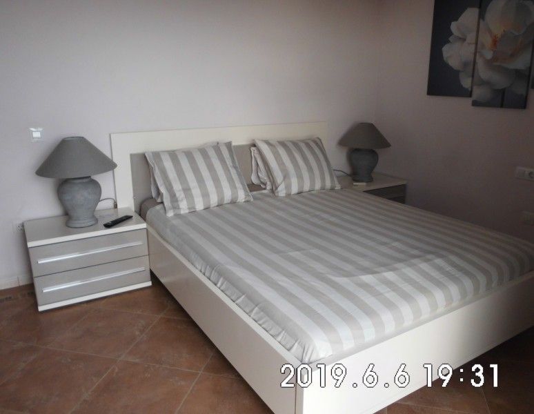 Sfeervolle slaapkamer in Casa Alex, een bed and breakfast in Adeje, Canarische Eilanden, Spanje.