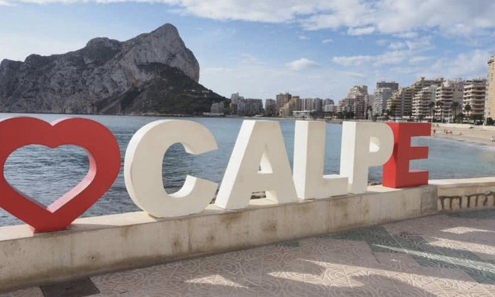 Geniet van de kustsfeer bij Appartement Xenia in Calpe, Costa Blanca, met prachtig uitzicht op de zee en iconische rotsformatie.