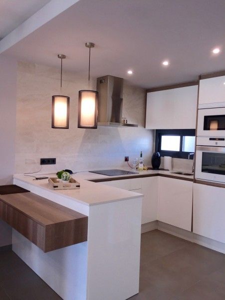 Stijlvolle keuken in Casa Georgio, Guardamar del Segura, Costa Blanca. Perfect vakantiehuis voor culinaire liefhebbers.