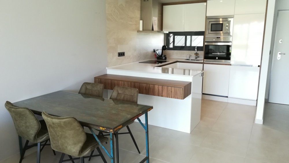 Moderne keuken en eetruimte in Oasis Beach X 106, Guardamar del Segura, Costa Blanca vakantieappartement.