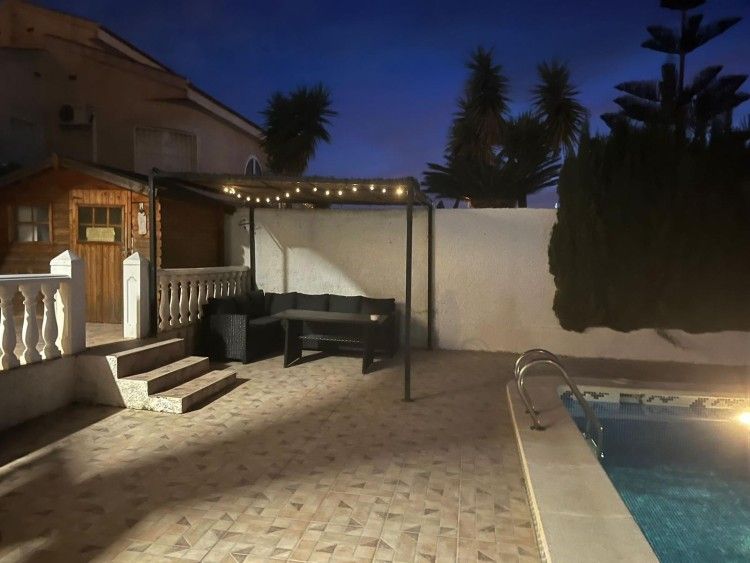 Geniet van het zonnige terras bij Villa Veranos, een vakantiehuis in Rojales, Costa Blanca, Spanje.