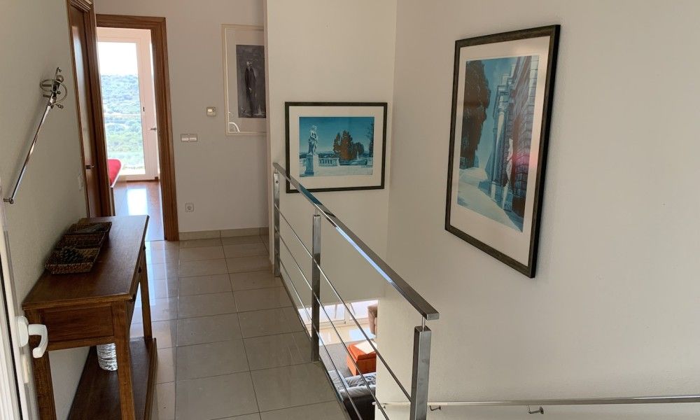 Binnenruimte van Villa Valentina, een vakantiehuis in Calonge, Costa Brava, met moderne kunst aan de muur en uitzicht op de natuur.
