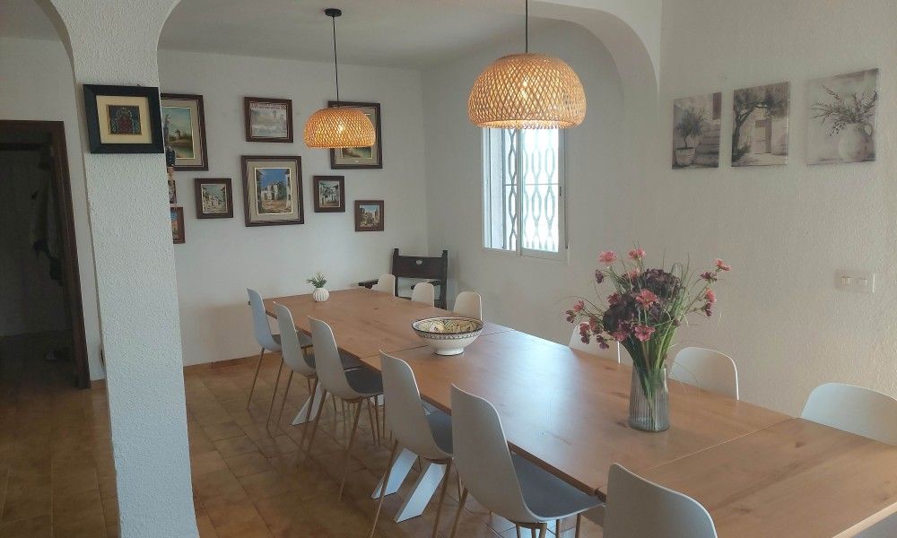 Geniet van het zwembad en de groene omgeving bij Finca Kim, een vakantiehuis in Lliria, Valencia.