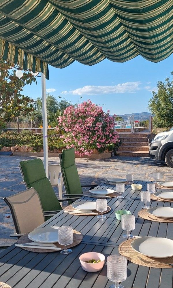 Ontspannen buiten dineren bij Finca Kim in Lliria, vakantiehuis in Costa del Azahar, Spanje.