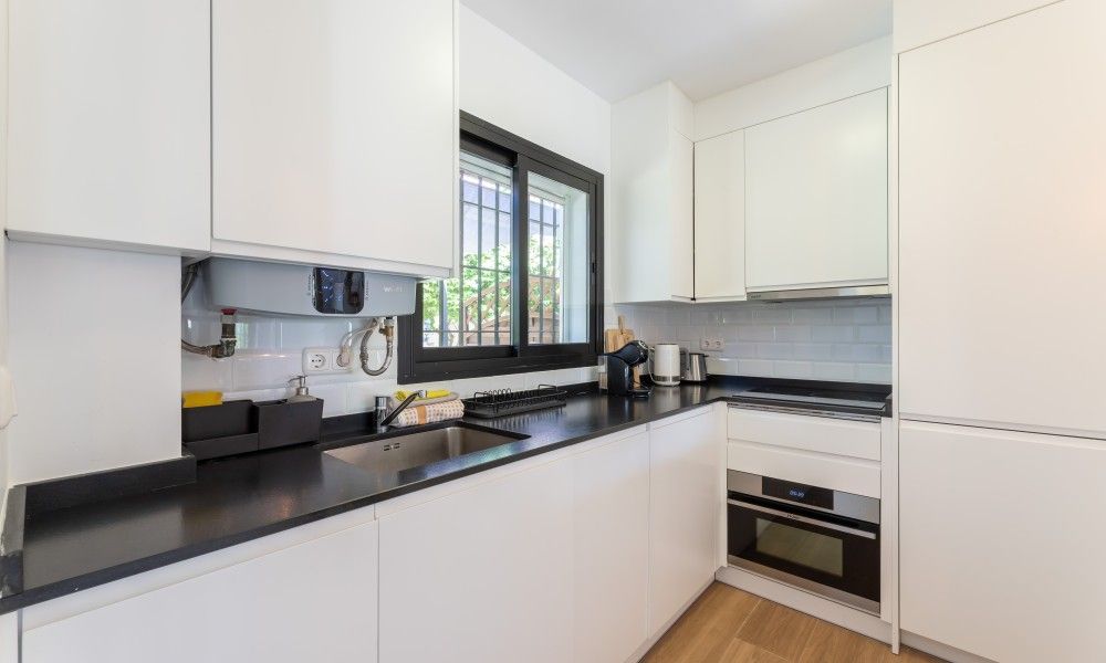 Moderne keuken in Casa La Fuente Nueve vakantiehuis, Sitio de Calahonda, Costa del Sol, Spanje.