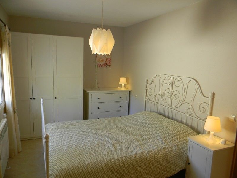 Sfeervolle slaapkamer in vakantiehuis Gilet, L'Ampolla, Costa Dorada, Spanje, met elegant interieur en rustgevende ambiance.