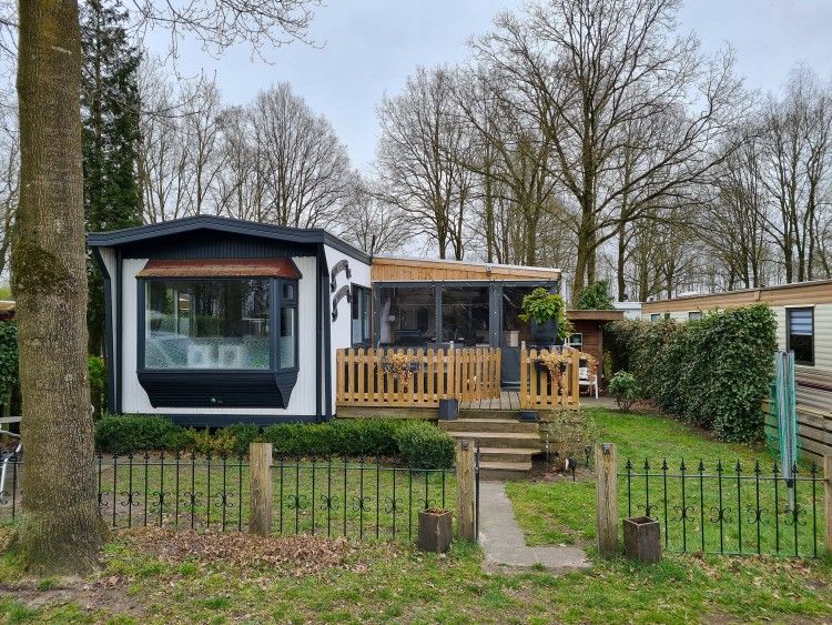Chalet Buitenlust in Wijster, Drenthe met charmant terras en groene omgeving.