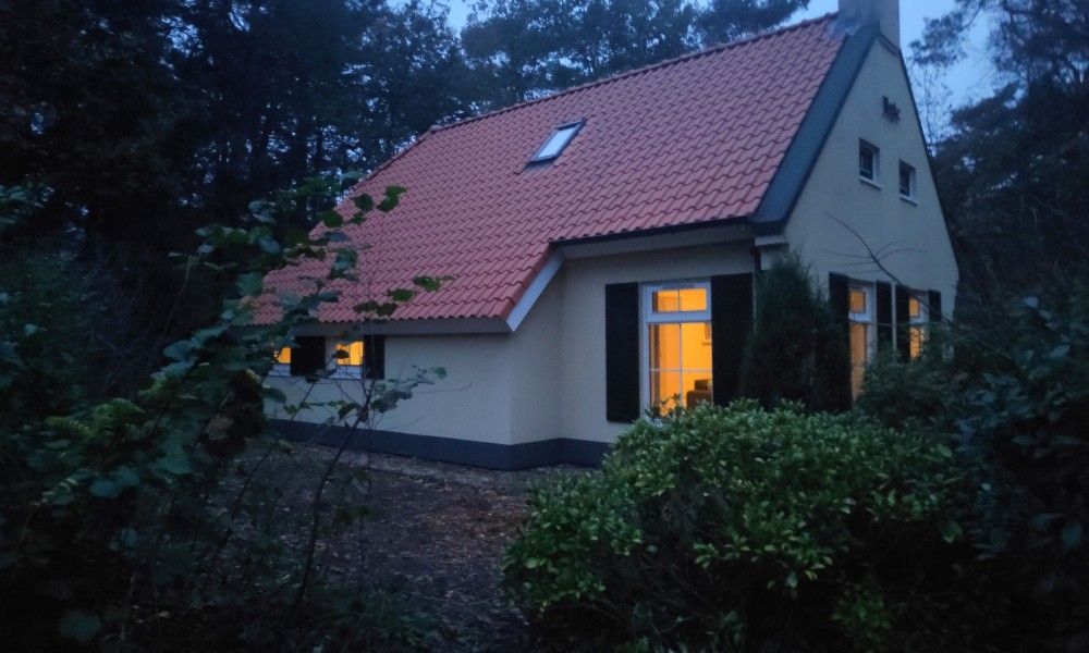 Sfeervolle avond bij vakantiehuis Mepke in Diever, Zuidwest Drenthe, met warme verlichting en bosrijke omgeving.