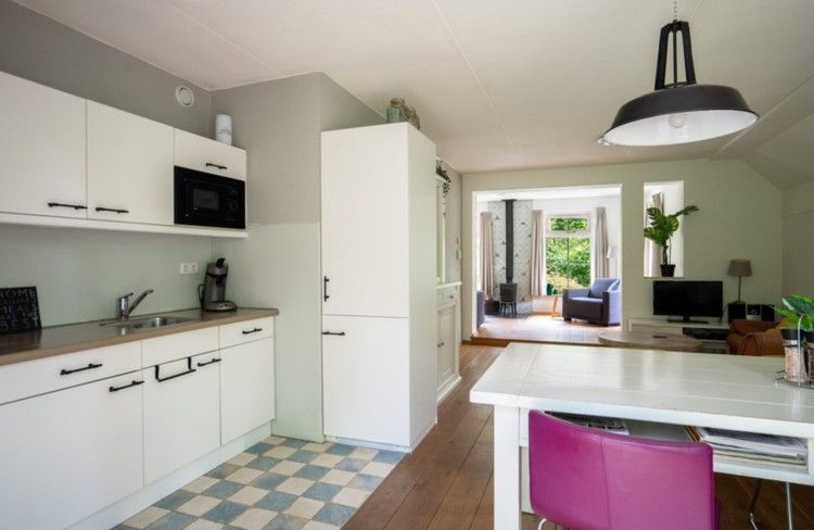 Moderne keuken in vakantiehuis Mepke, Diever, Drenthe met eetruimte en toegang tot woonkamer.