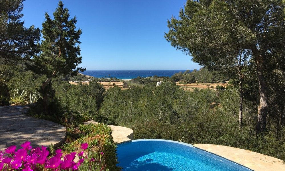 Geniet van het prachtige uitzicht op zee vanaf het terras van La Luna Azul vakantiehuis in Cala Jondal, Ibiza.
