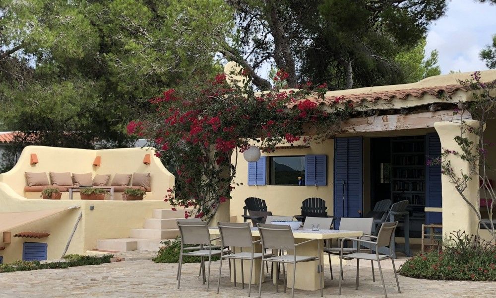Geniet van de charmante veranda van La Luna Azul, een vakantiehuis in Cala Jondal, Ibiza, omgeven door natuur en rust.