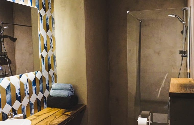 Stylish bathroom in Holiday Home in Garyp with modern facilities and towels.