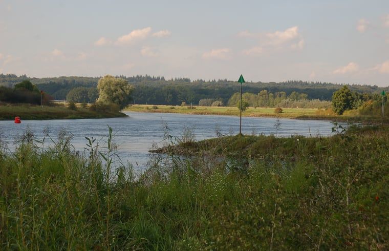 Rustgevend uitzicht op de rivier nabij Vakantiehuis in De Steeg, Veluwe.