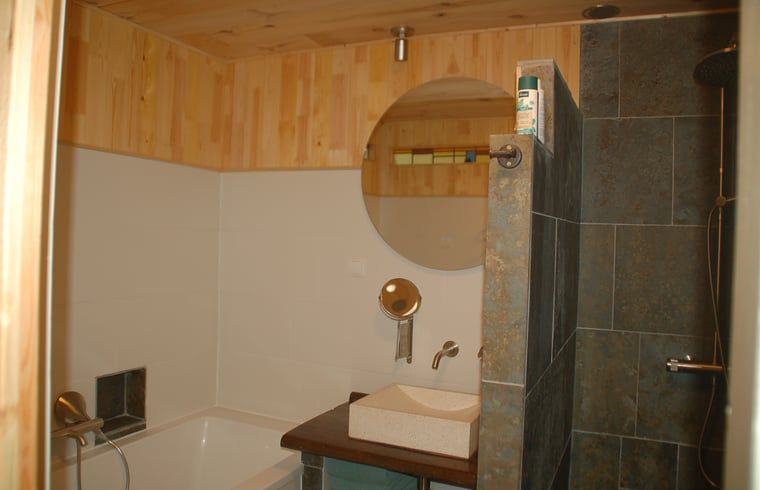 Gezellige zitplaatsen in de tuin van Vakantiehuis in De Steeg, Veluwe.