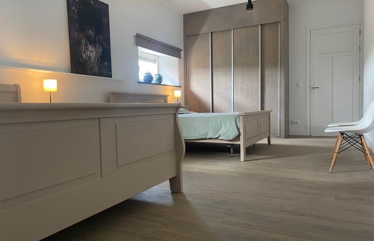 Ruime slaapkamer met houten meubels in Huisje in Beers, vakantiehuis in Beers NB, perfect voor een ontspannen verblijf.