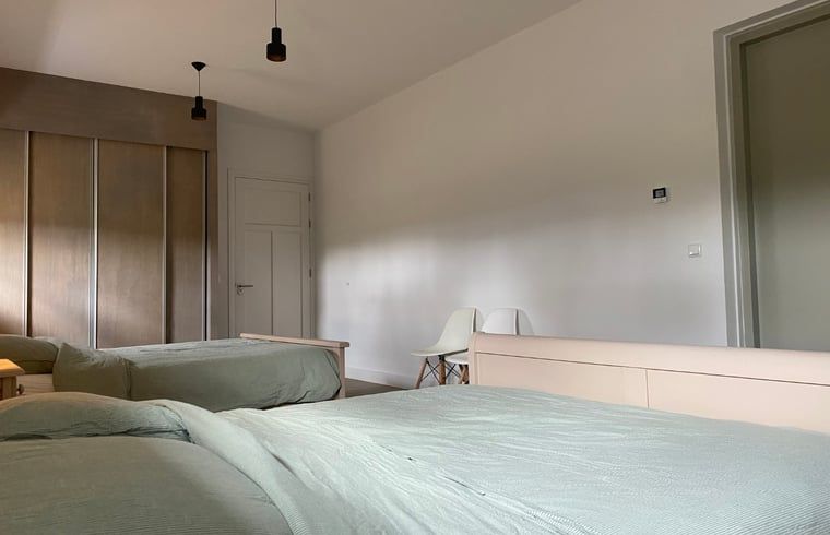 Stijlvolle slaapkamer met twee bedden in Huisje in Beers, vakantiehuis in Beers NB, voor ultiem comfort.