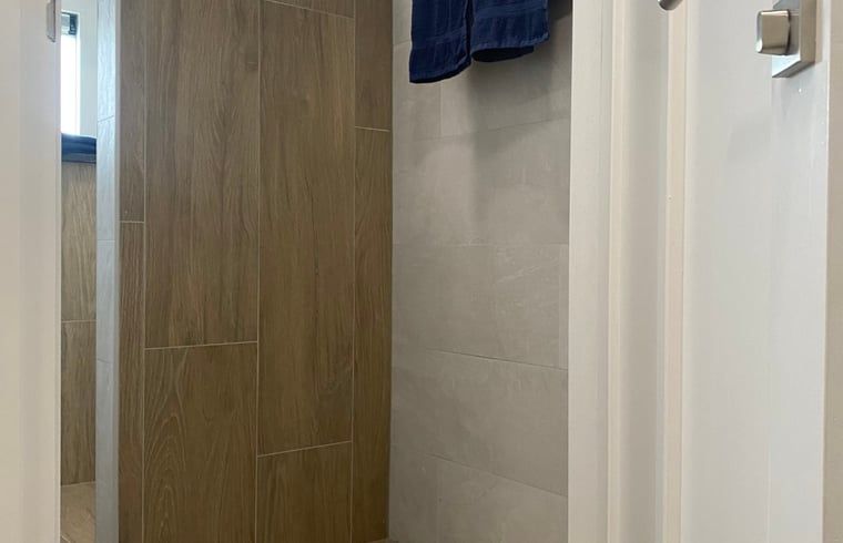 Stijlvolle douche in de badkamer van Huisje in Beers, vakantiehuis in Beers NB, met moderne voorzieningen.