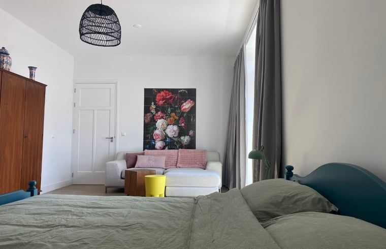 Gezellige zithoek in de slaapkamer van Huisje in Beers, vakantiehuis in Beers NB, met stijlvolle inrichting.