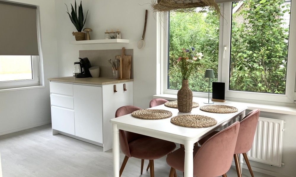 Gezellige eetruimte in Forest Escape-Luxe natuurhuis met uitzicht op groene omgeving in Hoeven, West Brabant, Noord Brabant.