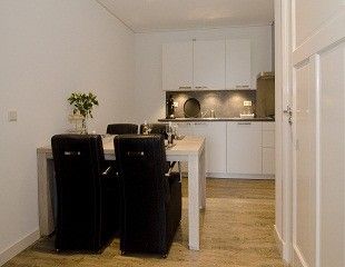 Essecke und Kueche im Ferienhaus Hof van Lenthe in Dalfsen, ideal fuer gemuetliche Mahlzeiten in der Region Vecht, Overijssel.