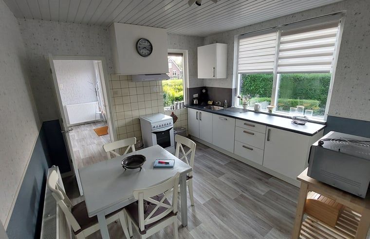 Moderne keuken in Huisje in Westbroek, vakantiehuis in Utrecht met uitzicht op de tuin.